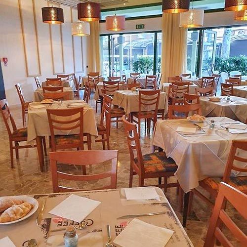Hotel Venezia con ristorante per pranzo e cena a San Mauro a Mare (FC) 